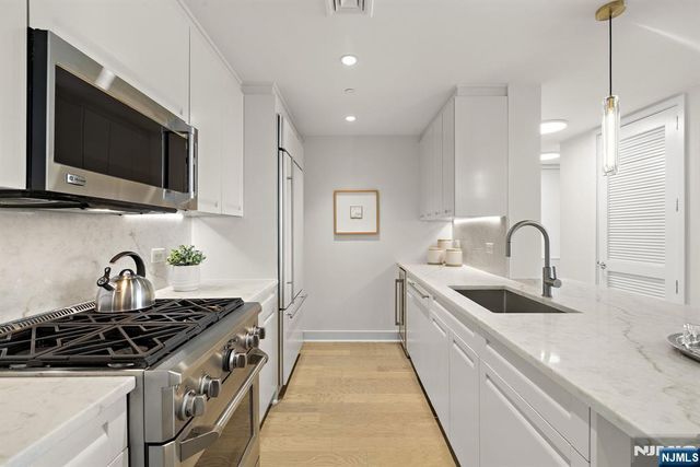 1000 Ave At Port Imperial 306, Weehawken, NJ 07086