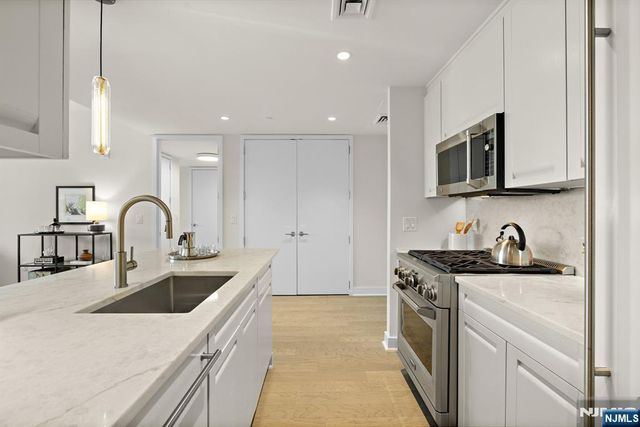 1000 Ave At Port Imperial 306, Weehawken, NJ 07086