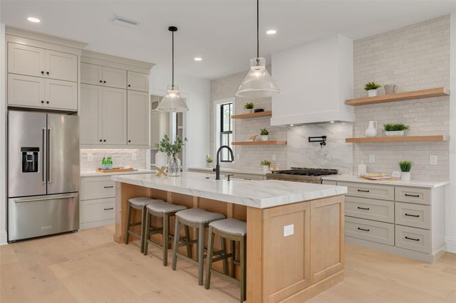 520 48TH AVENUE N, St Petersburg, FL 33703