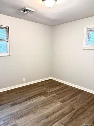 22011 Blackstone Street, Oak Park, MI 48237