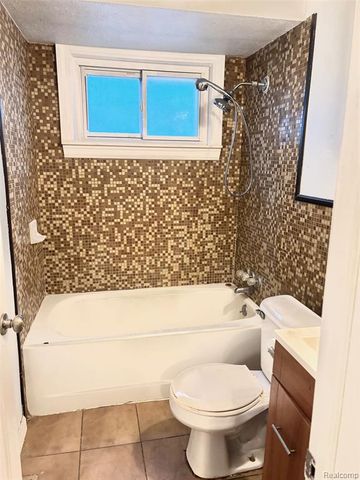 22011 Blackstone Street, Oak Park, MI 48237