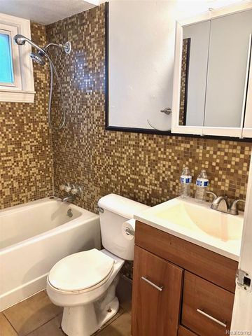 22011 Blackstone Street, Oak Park, MI 48237