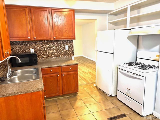 22011 Blackstone Street, Oak Park, MI 48237