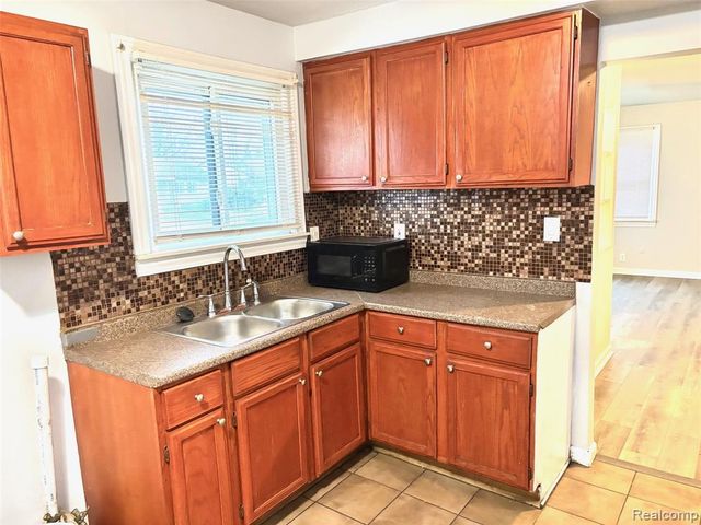 22011 Blackstone Street, Oak Park, MI 48237