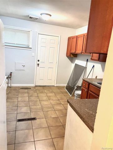 22011 Blackstone Street, Oak Park, MI 48237