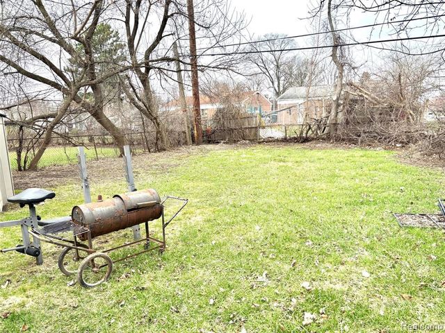 22011 Blackstone Street, Oak Park, MI 48237