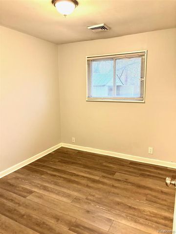 22011 Blackstone Street, Oak Park, MI 48237