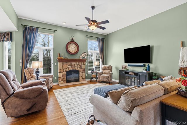 660 Willow Lake Court, Oxford Charter Township, MI 48371