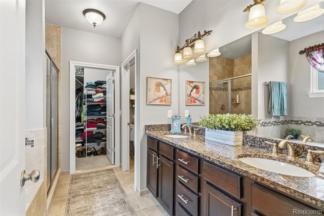 660 Willow Lake Court, Oxford Charter Township, MI 48371