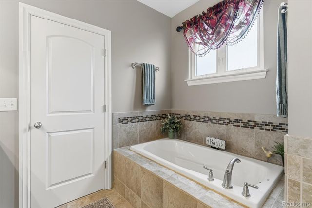 660 Willow Lake Court, Oxford Charter Township, MI 48371