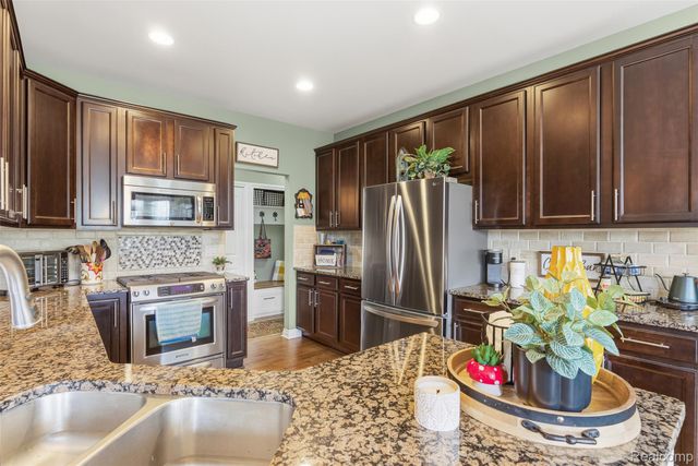 660 Willow Lake Court, Oxford Charter Township, MI 48371