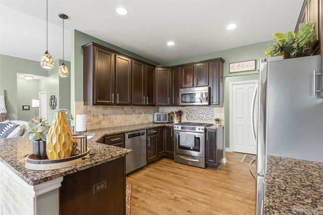 660 Willow Lake Court, Oxford Charter Township, MI 48371