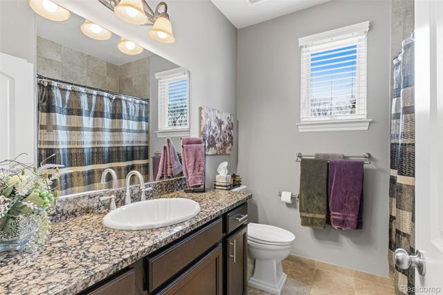 660 Willow Lake Court, Oxford Charter Township, MI 48371