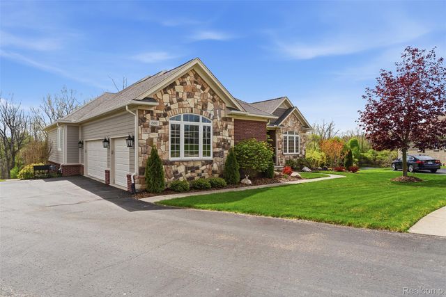 660 Willow Lake Court, Oxford Charter Township, MI 48371