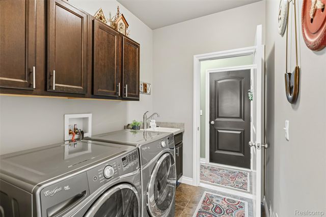 660 Willow Lake Court, Oxford Charter Township, MI 48371