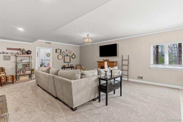 660 Willow Lake Court, Oxford Charter Township, MI 48371