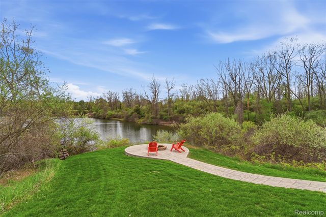 660 Willow Lake Court, Oxford Charter Township, MI 48371