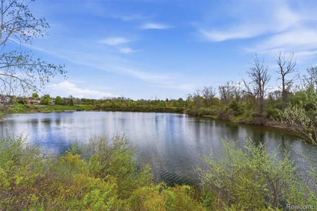 660 Willow Lake Court, Oxford Charter Township, MI 48371
