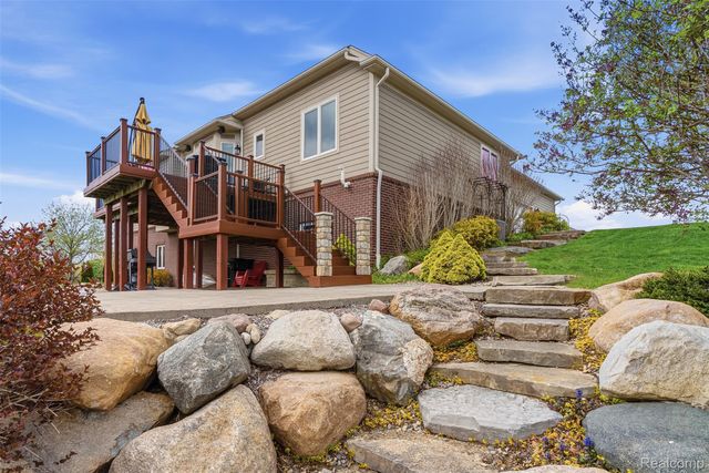 660 Willow Lake Court, Oxford Charter Township, MI 48371