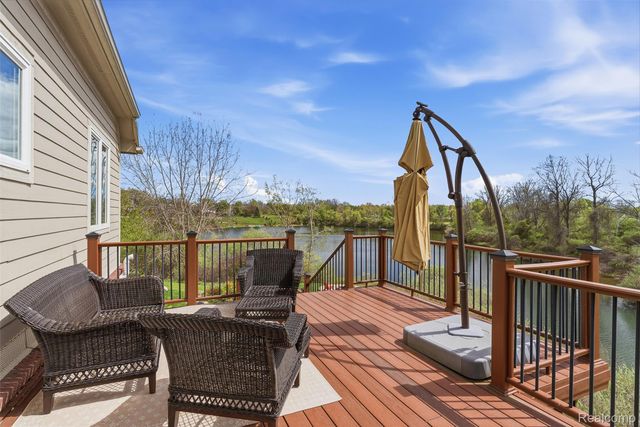 660 Willow Lake Court, Oxford Charter Township, MI 48371
