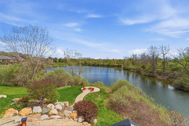 660 Willow Lake Court, Oxford Charter Township, MI 48371