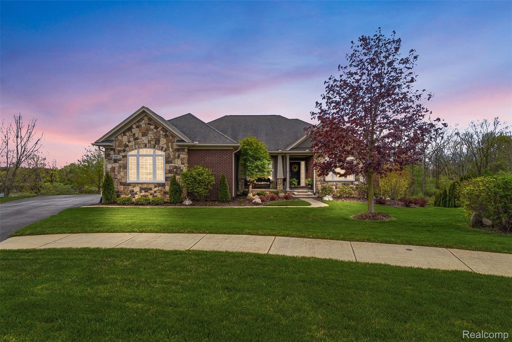 660 Willow Lake Court, Oxford Charter Township, MI 48371