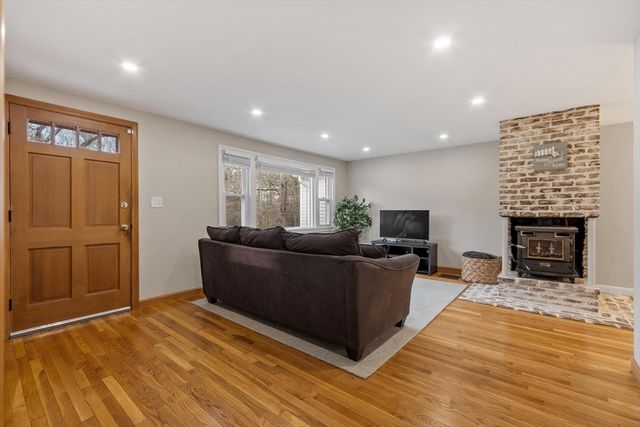 23 Monument Hill Rd, Chelmsford, MA 01824