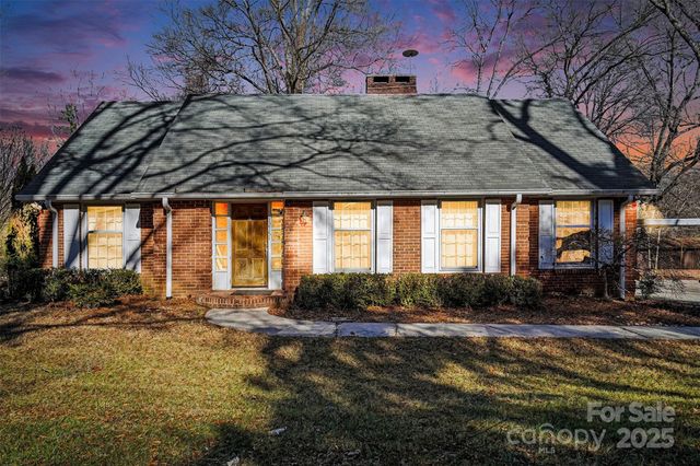 1215 Robinhood Circle, Charlotte, NC 28227