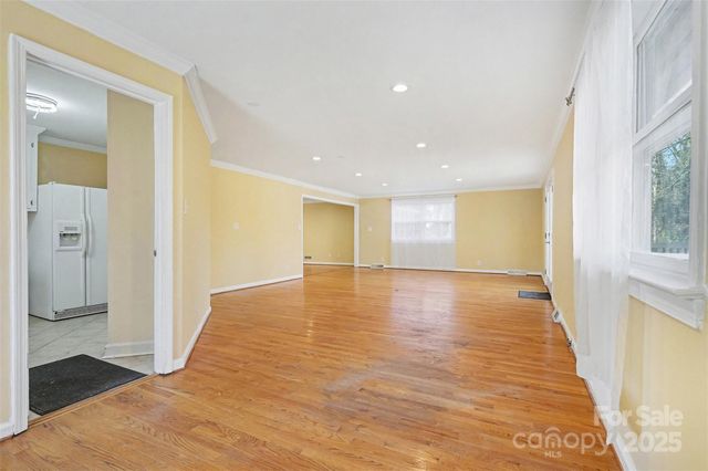 1215 Robinhood Circle, Charlotte, NC 28227