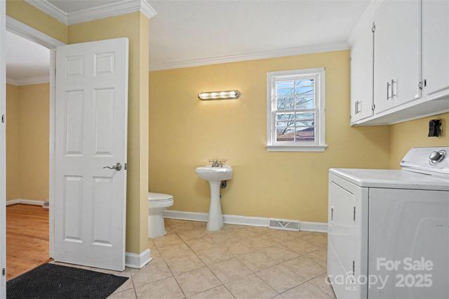 1215 Robinhood Circle, Charlotte, NC 28227