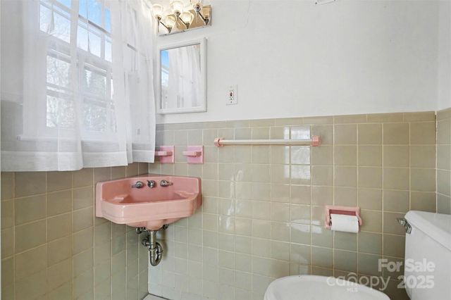 1215 Robinhood Circle, Charlotte, NC 28227