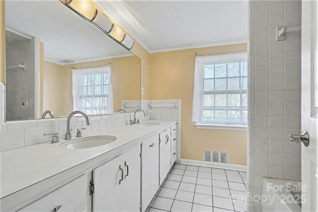 1215 Robinhood Circle, Charlotte, NC 28227