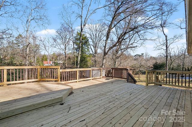 1215 Robinhood Circle, Charlotte, NC 28227