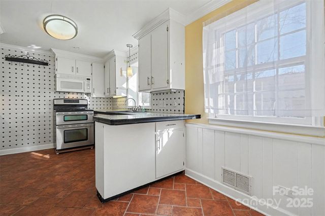 1215 Robinhood Circle, Charlotte, NC 28227