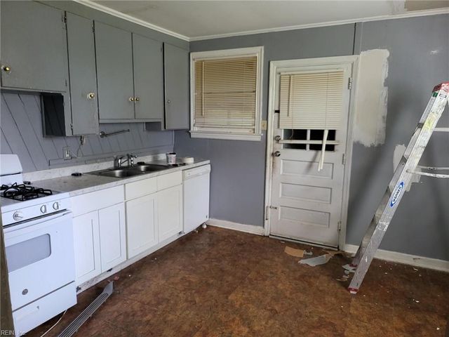 14 Crestwood CIR, Hampton, VA 23669