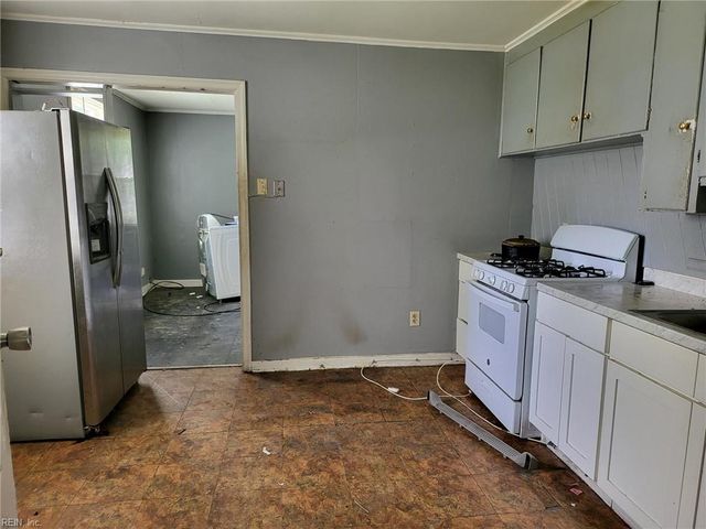 14 Crestwood CIR, Hampton, VA 23669