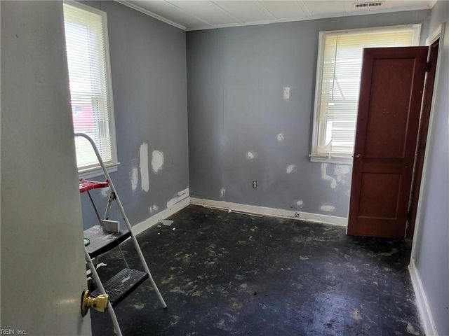 14 Crestwood CIR, Hampton, VA 23669