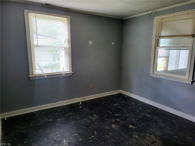 14 Crestwood CIR, Hampton, VA 23669