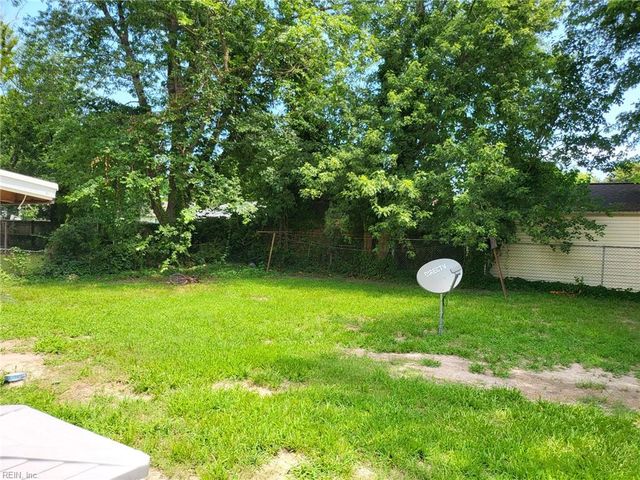 14 Crestwood CIR, Hampton, VA 23669
