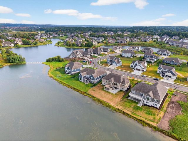 1612 White Deer TRAIL, Waukesha, WI 53186