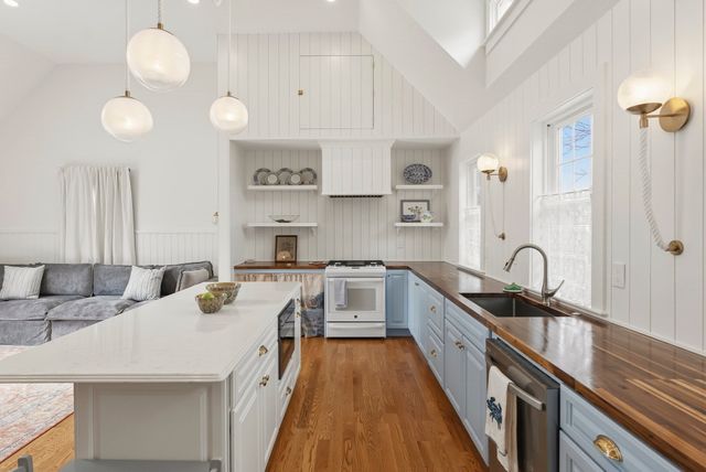 29 Field St, Marshfield, MA 02050