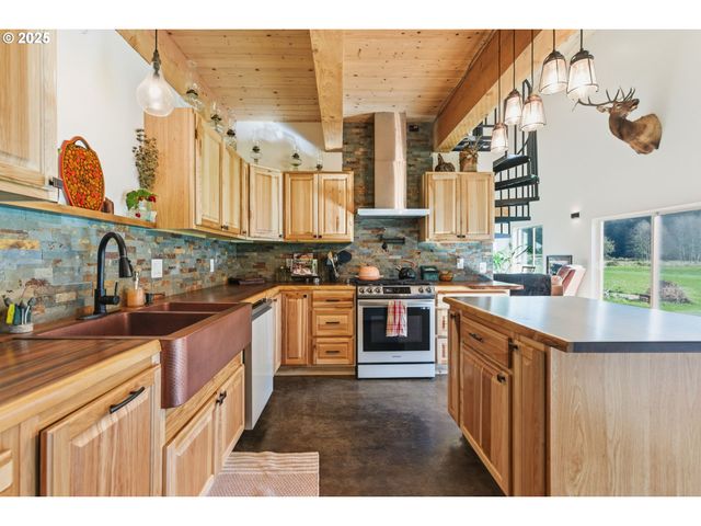 314 E VALLEY Rd, Skamokawa, WA 98647