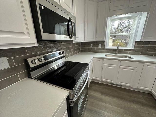 8049 Kessler Street, Overland Park, KS 66204