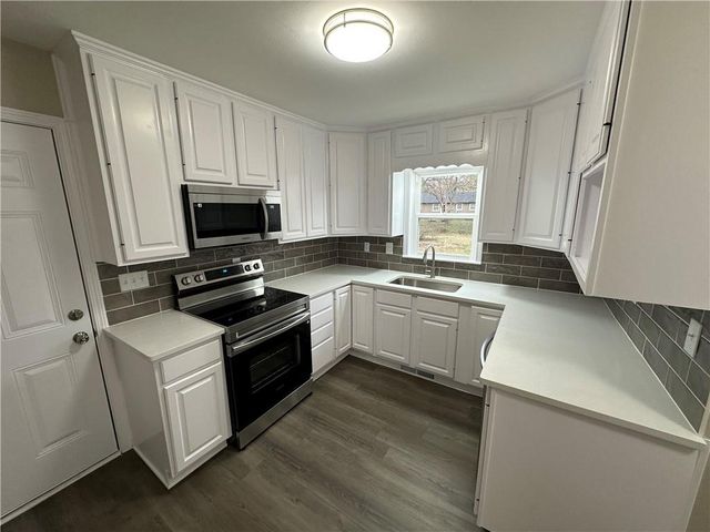 8049 Kessler Street, Overland Park, KS 66204