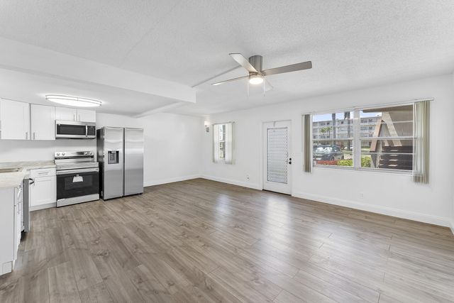 1052 Hythe C, Boca Raton, FL 33434