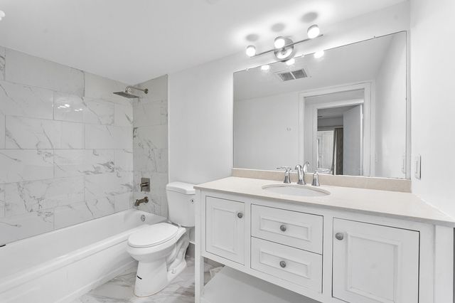 1052 Hythe C, Boca Raton, FL 33434