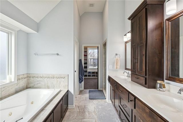 17205 Thomas Lane Road, Smithville, MO 64089