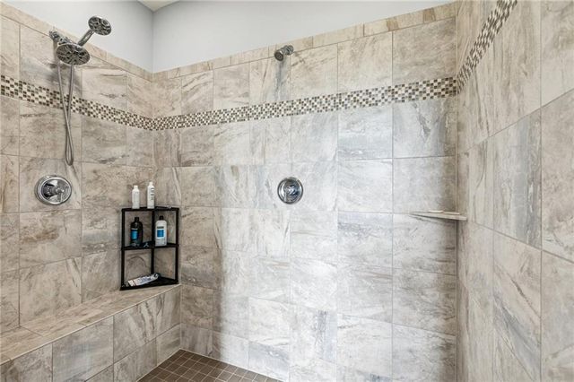 17205 Thomas Lane Road, Smithville, MO 64089