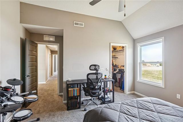 17205 Thomas Lane Road, Smithville, MO 64089