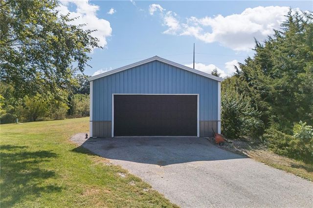 17205 Thomas Lane Road, Smithville, MO 64089